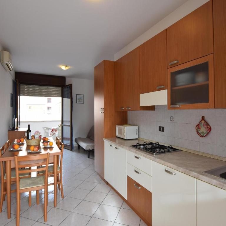 2 Bedroom Apartment in Viale dei Pini - Appartamento con 2 Camere da Letto - 3