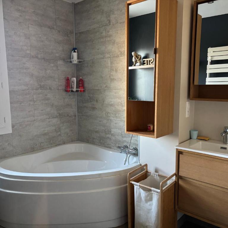 Maison à 2km du circuit des 24h - Four-Bedroom House - 6