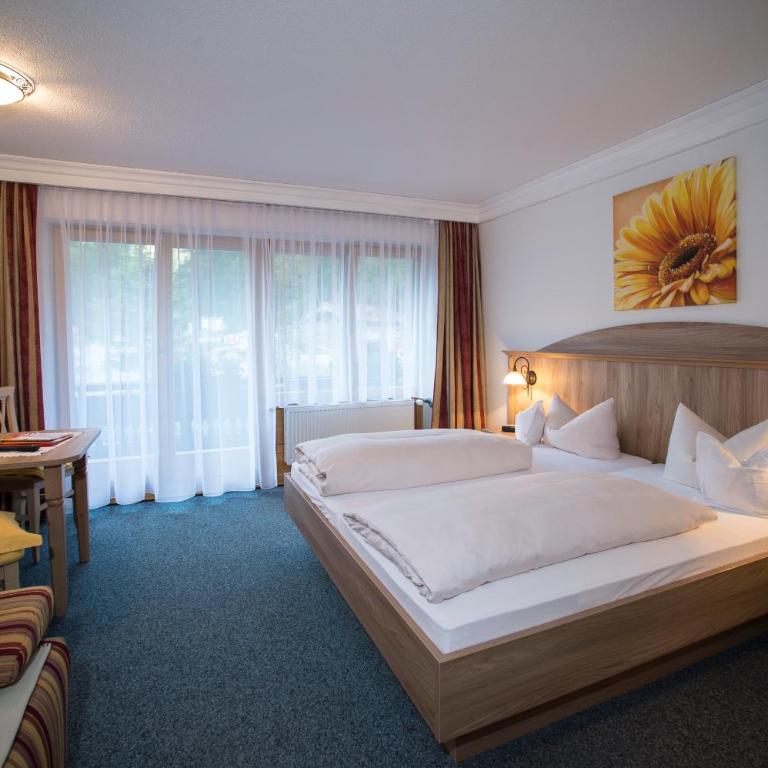 Aktivhotel & Gasthof Schmelz Ihr familienfreundliches Urlaubs Hotel mit Wellness, Almsauna, Chiemgau Karte - Doppelzimmer mit Balkon - 2