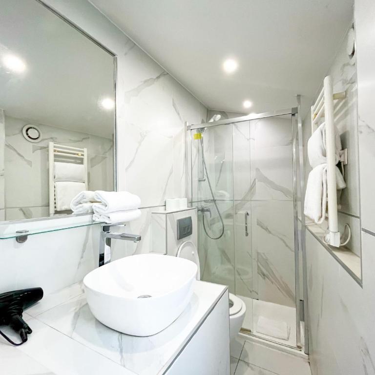 UrbanFlat 115 - Grand Duplex dans le centre de Paris - Apartment - 12