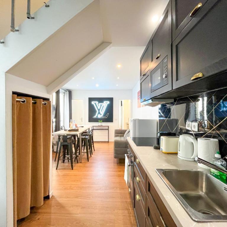 UrbanFlat 115 - Grand Duplex dans le centre de Paris - Apartment - 25