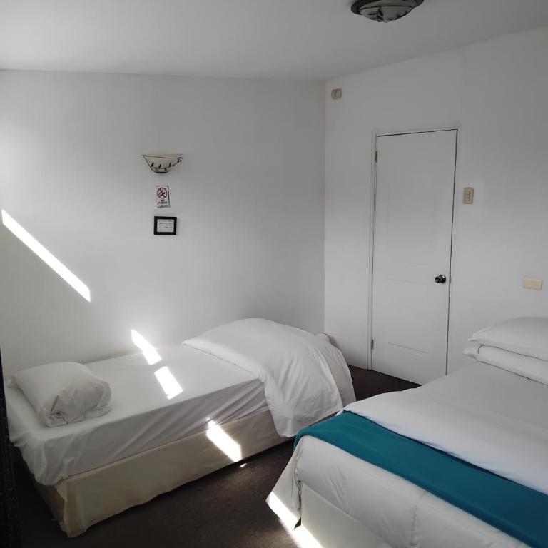 De Gino Hostal - Triple Room with Bath - 1