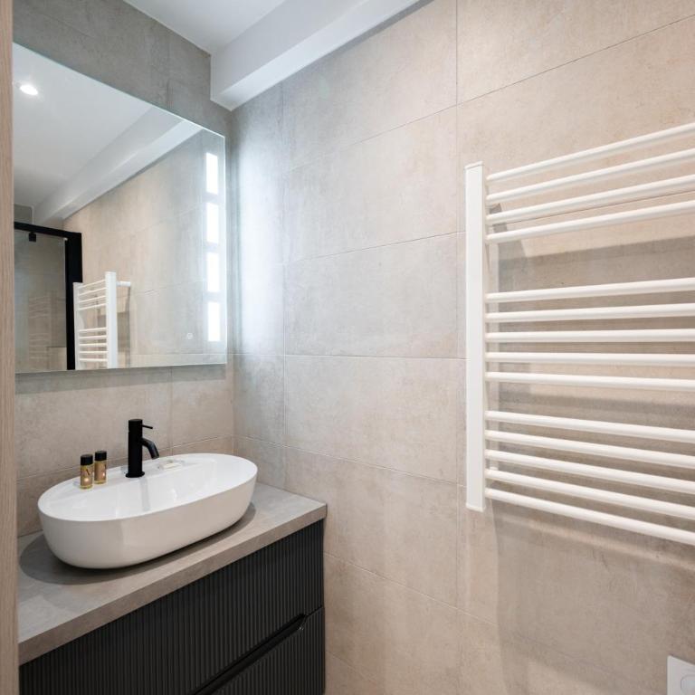 Charmant deux pièces rénové au coeur de la vieille ville AC - Apartamento de 1 dormitorio - 6