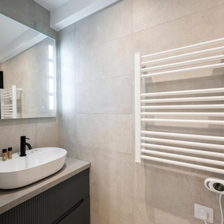 Charmant deux pièces rénové au coeur de la vieille ville AC - Apartamento de 1 dormitorio - 7