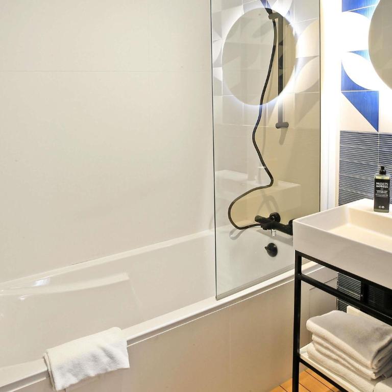 ibis Styles Saint Malo Centre Historique - Comfort Family Room with One double bed and One sofa bed - 2