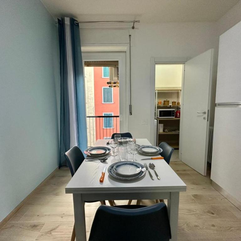 Lucania Azzurra Apartment, Elegante e Confortevole, con Metro M3 sotto casa, collegamento diretto a Duomo di Milano e Stazione Centrale - Appartamento con 1 Camera da Letto - 4