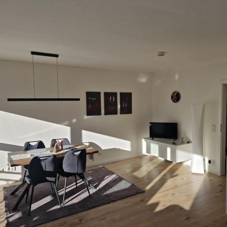 40 m2 Appartement Nürnberg Ost mit Balkon 8 Min by car to Expo Modern Stay Highspeed WLAN Quiet and Green - Apartment mit 1 Schlafzimmer - 8