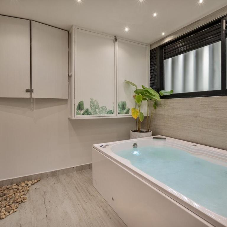 Amazing apartment with Private Luxury Sauna Jacuzzi Steam Room Pool Table - Apartment with Garden View - 17