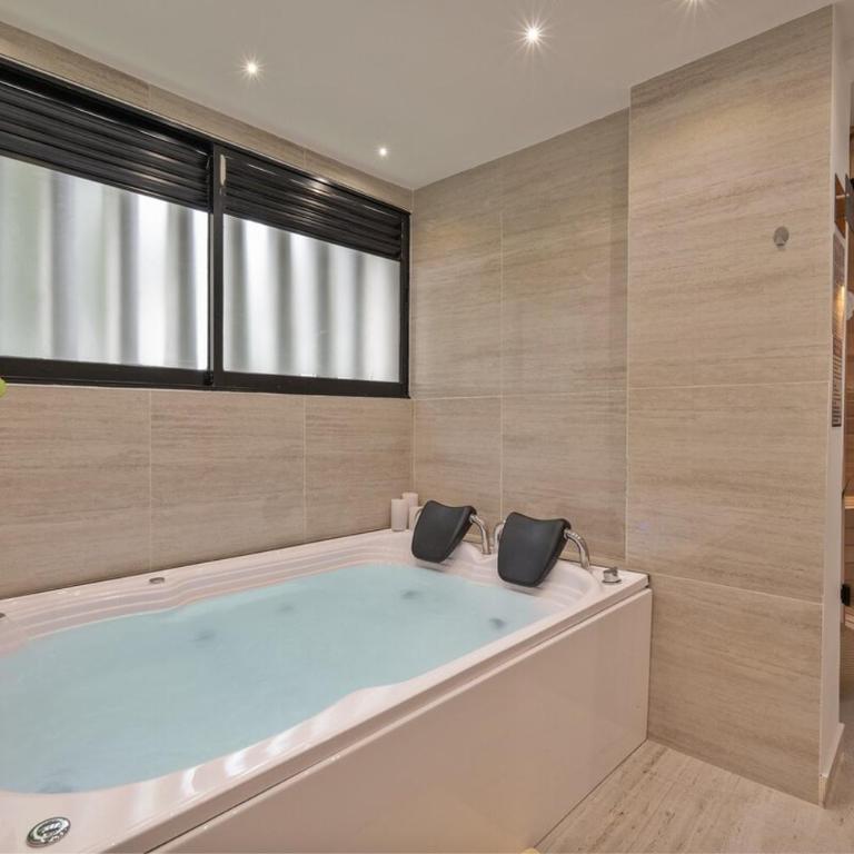 Amazing apartment with Private Luxury Sauna Jacuzzi Steam Room Pool Table - Apartment with Garden View - 23