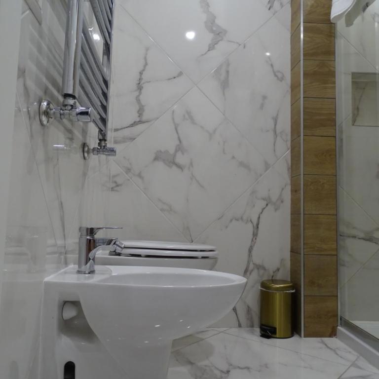 LH Guest House - Camera Matrimoniale con Bagno Privato - 9