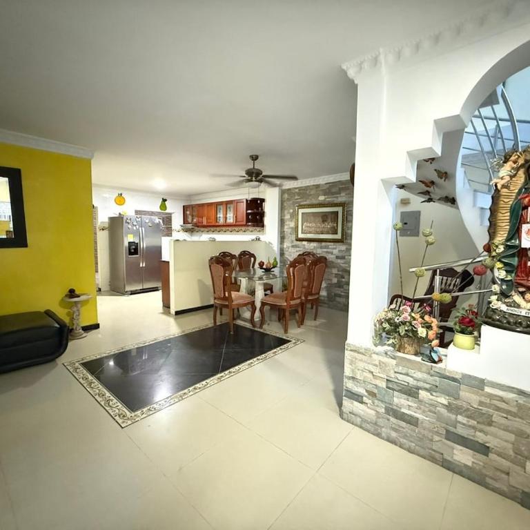 Espectacular casa de 3 pisos con zona social en azotea - Three-Bedroom House - 1