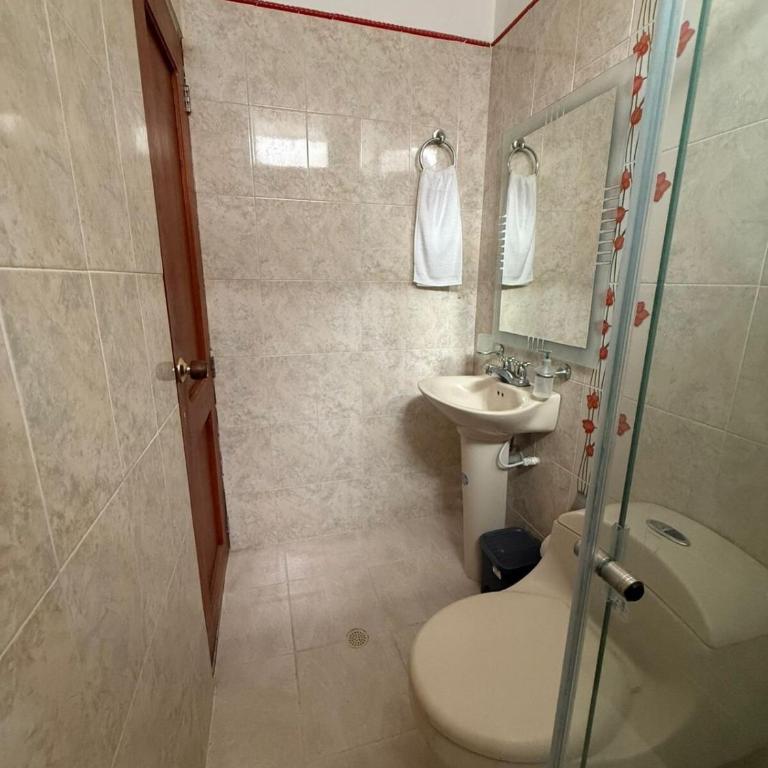 Espectacular casa de 3 pisos con zona social en azotea - Three-Bedroom House - 2