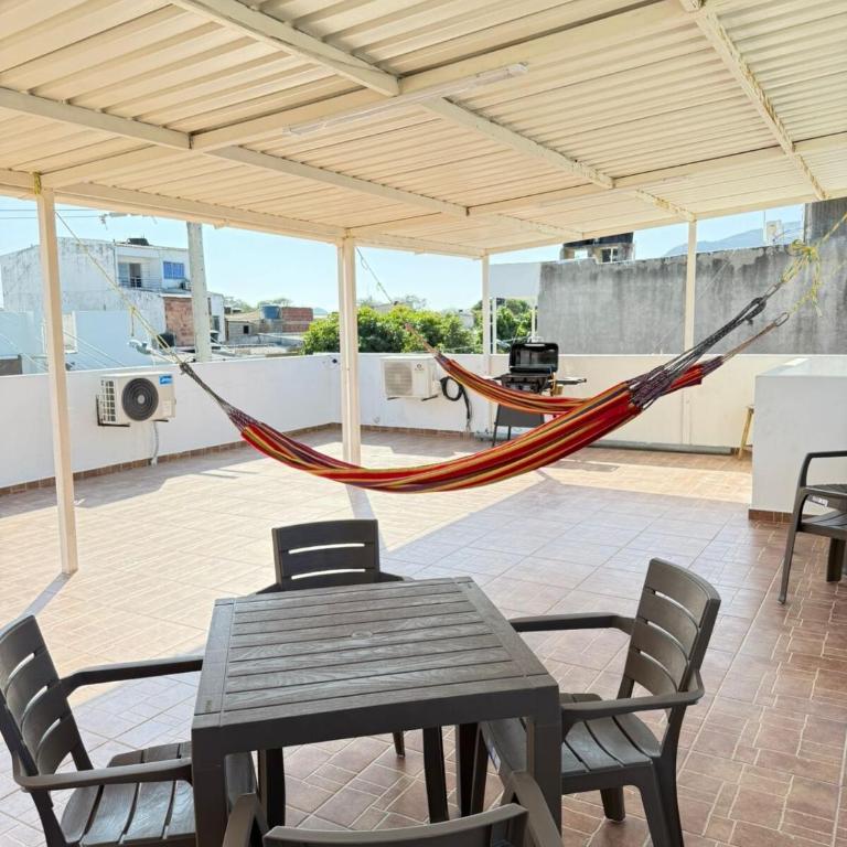 Espectacular casa de 3 pisos con zona social en azotea - Three-Bedroom House - 3