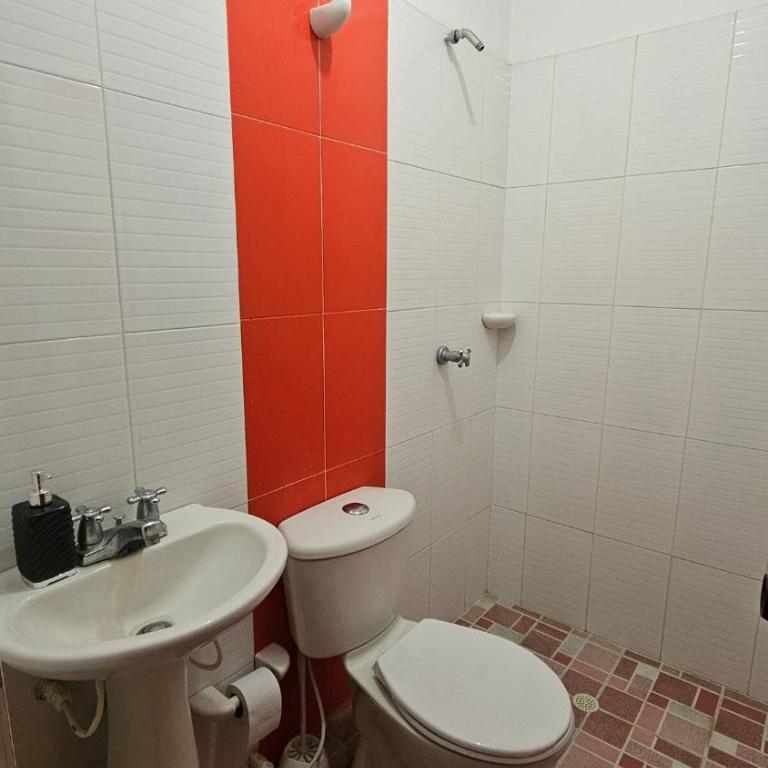 Espectacular casa de 3 pisos con zona social en azotea - Three-Bedroom House - 4