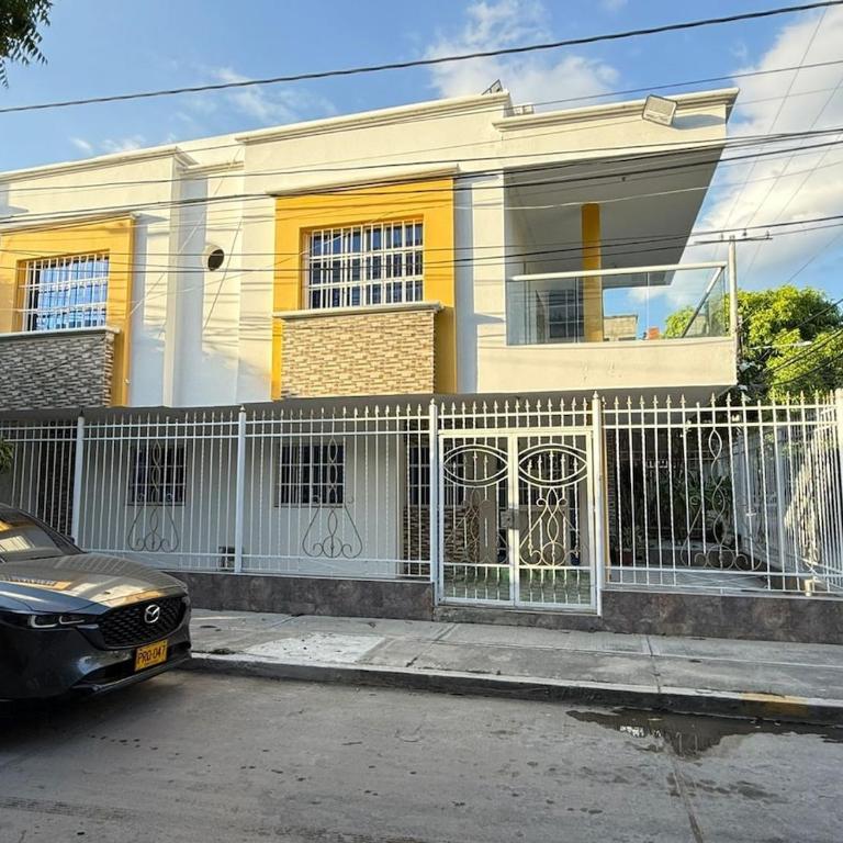 Espectacular casa de 3 pisos con zona social en azotea - Three-Bedroom House - 5