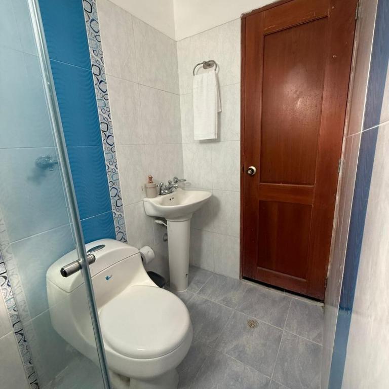 Espectacular casa de 3 pisos con zona social en azotea - Three-Bedroom House - 6