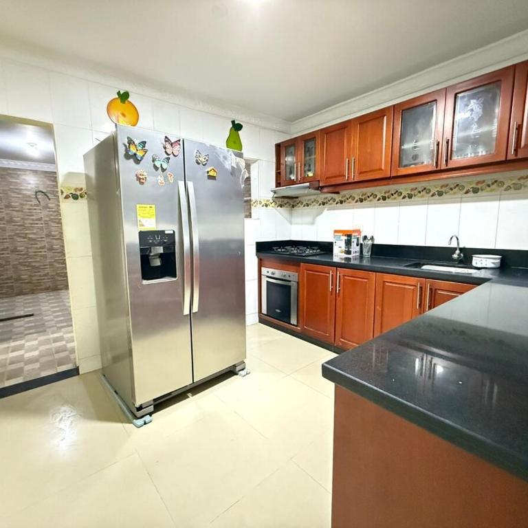 Espectacular casa de 3 pisos con zona social en azotea - Three-Bedroom House - 7