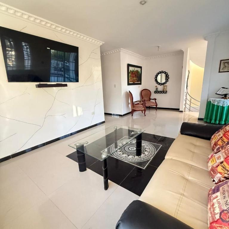 Espectacular casa de 3 pisos con zona social en azotea - Three-Bedroom House - 10