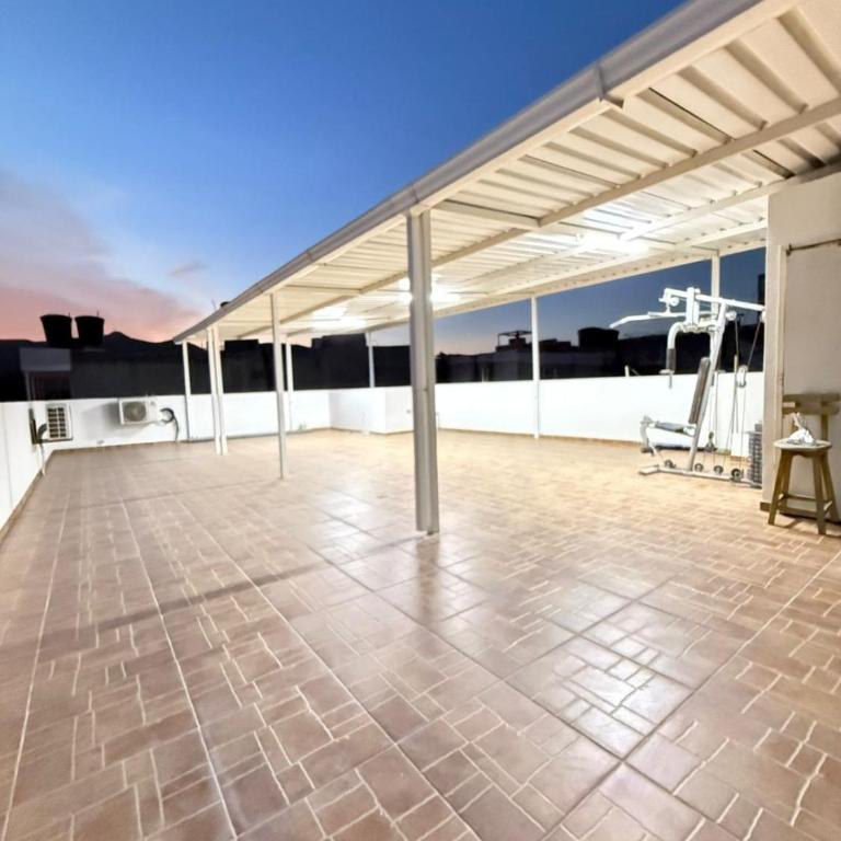 Espectacular casa de 3 pisos con zona social en azotea - Three-Bedroom House - 13