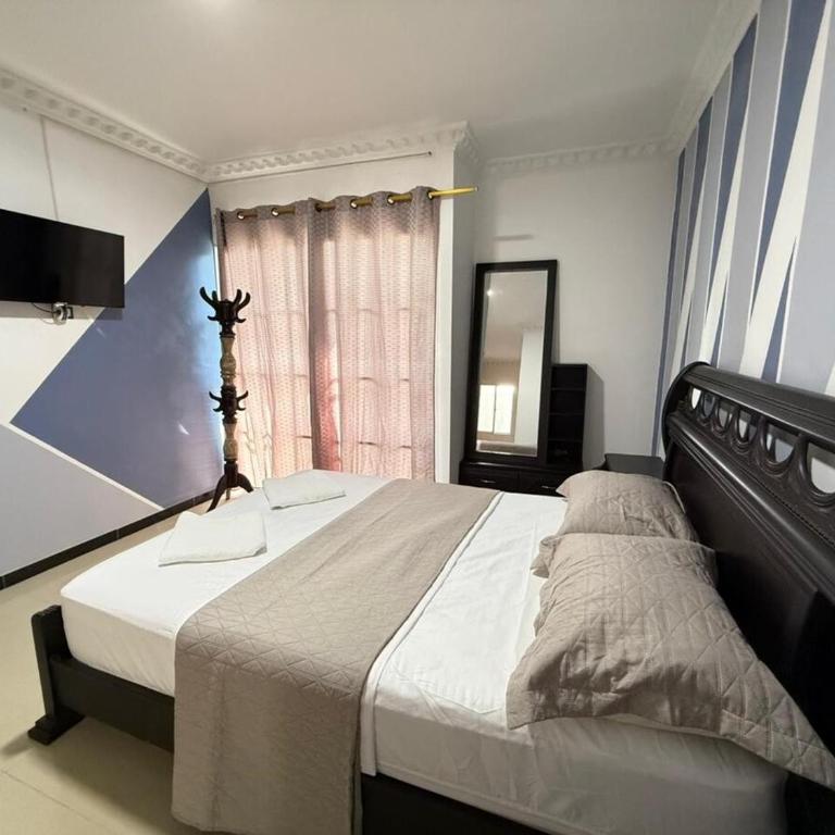 Espectacular casa de 3 pisos con zona social en azotea - Three-Bedroom House - 15