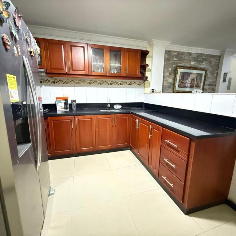 Espectacular casa de 3 pisos con zona social en azotea - Three-Bedroom House - 16