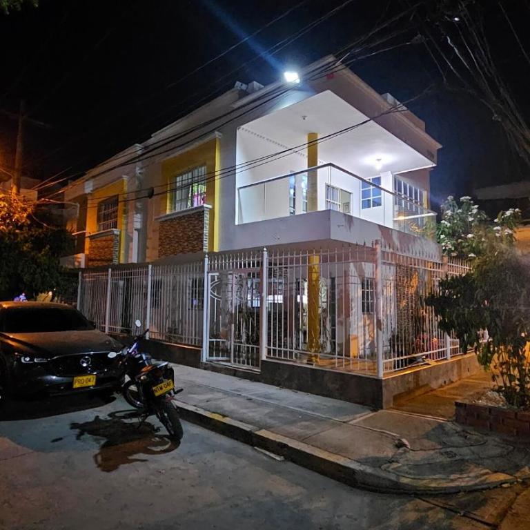 Espectacular casa de 3 pisos con zona social en azotea - Three-Bedroom House - 17
