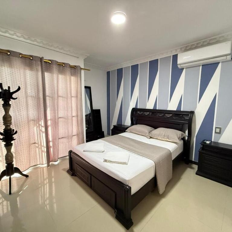 Espectacular casa de 3 pisos con zona social en azotea - Three-Bedroom House - 18