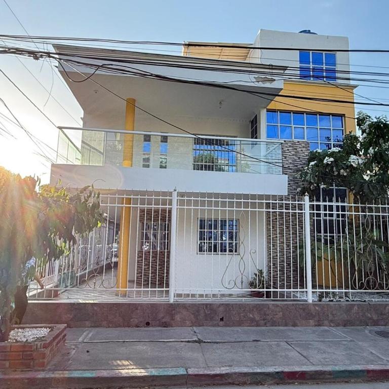 Espectacular casa de 3 pisos con zona social en azotea - Three-Bedroom House - 20