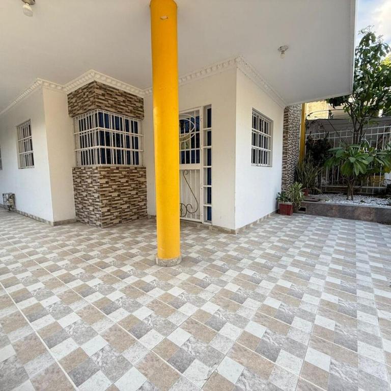 Espectacular casa de 3 pisos con zona social en azotea - Three-Bedroom House - 21