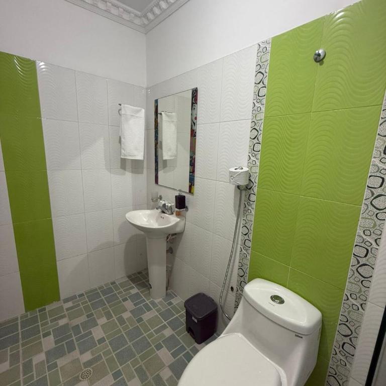 Espectacular casa de 3 pisos con zona social en azotea - Three-Bedroom House - 24