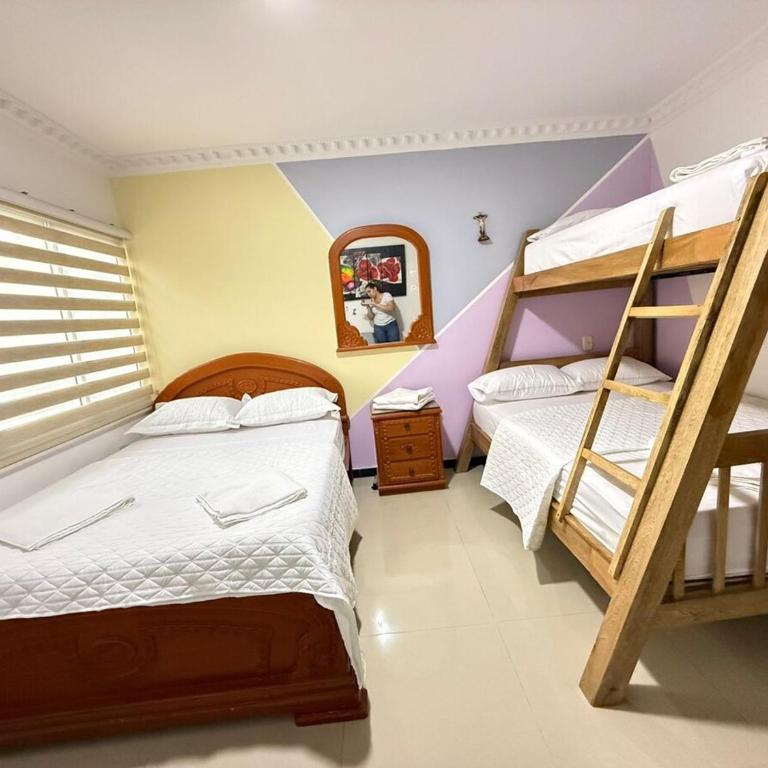 Espectacular casa de 3 pisos con zona social en azotea - Three-Bedroom House - 25