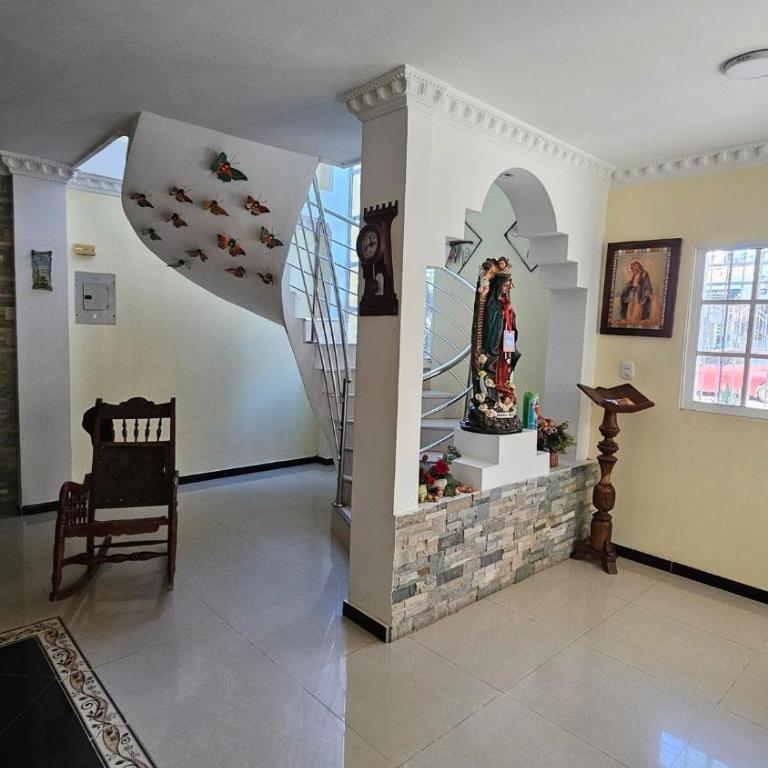 Espectacular casa de 3 pisos con zona social en azotea - Three-Bedroom House - 28