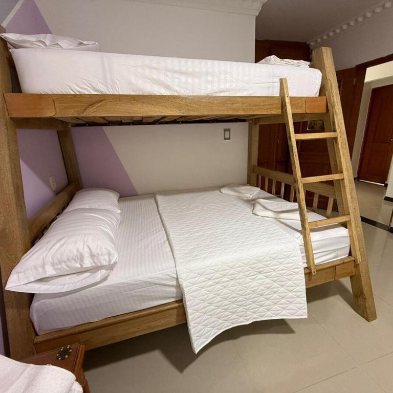 Espectacular casa de 3 pisos con zona social en azotea - Three-Bedroom House - 29