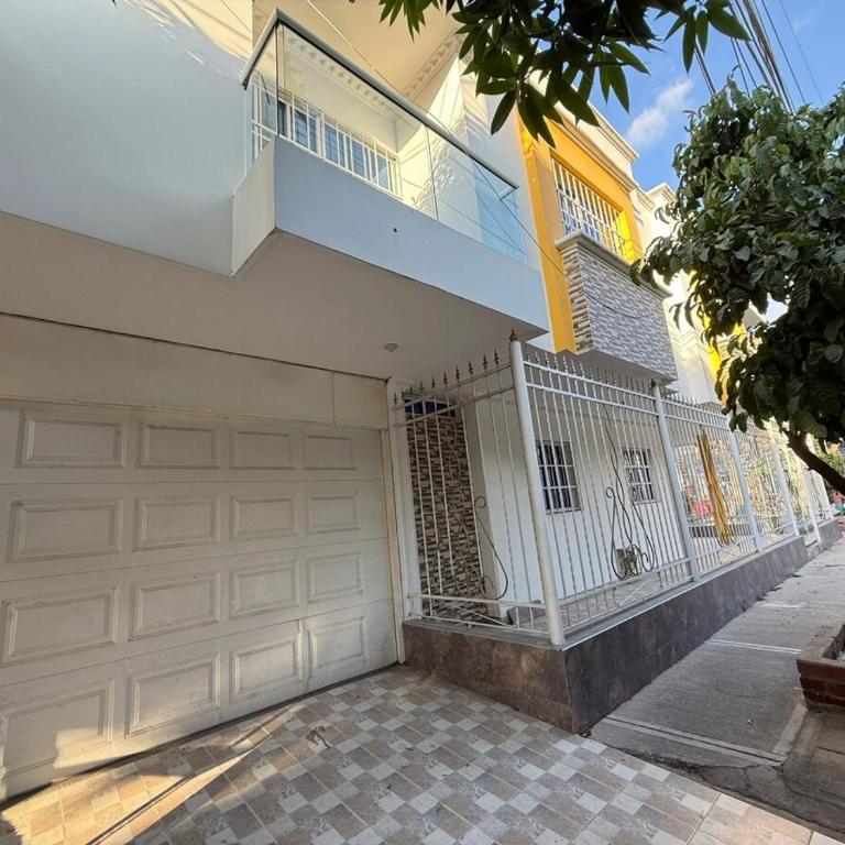 Espectacular casa de 3 pisos con zona social en azotea - Three-Bedroom House - 33