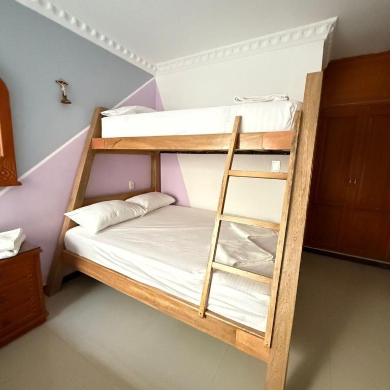 Espectacular casa de 3 pisos con zona social en azotea - Three-Bedroom House - 34