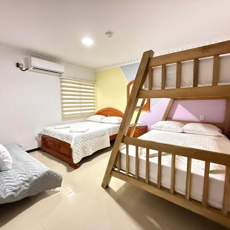 Espectacular casa de 3 pisos con zona social en azotea - Three-Bedroom House - 35