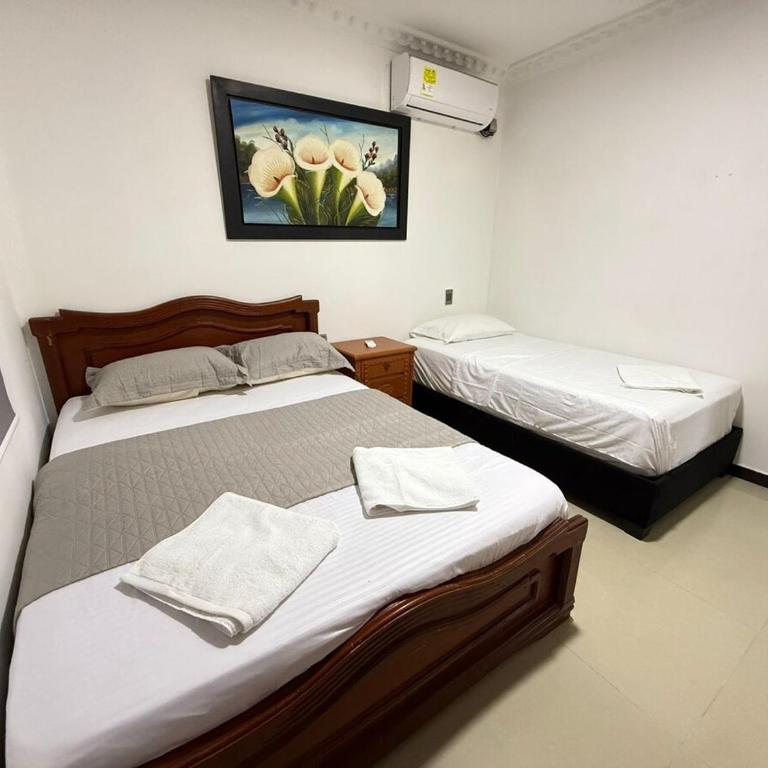 Espectacular casa de 3 pisos con zona social en azotea - Three-Bedroom House - 36