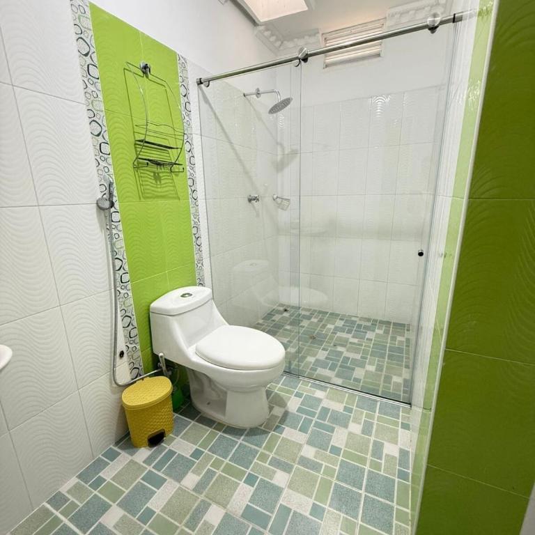 Espectacular casa de 3 pisos con zona social en azotea - Three-Bedroom House - 39