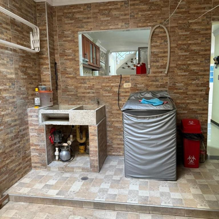 Espectacular casa de 3 pisos con zona social en azotea - Three-Bedroom House - 40