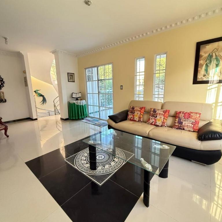 Espectacular casa de 3 pisos con zona social en azotea - Three-Bedroom House - 41