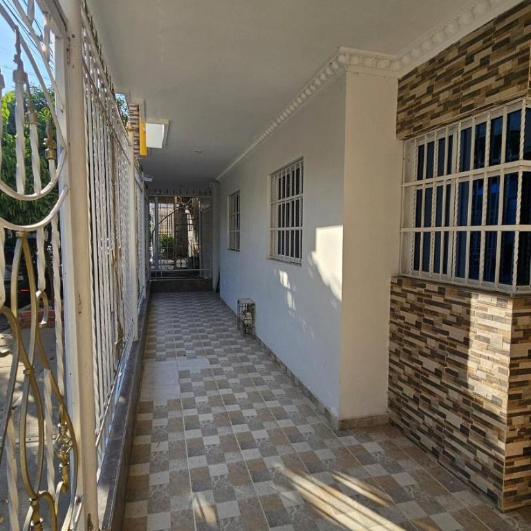 Espectacular casa de 3 pisos con zona social en azotea - Three-Bedroom House - 42
