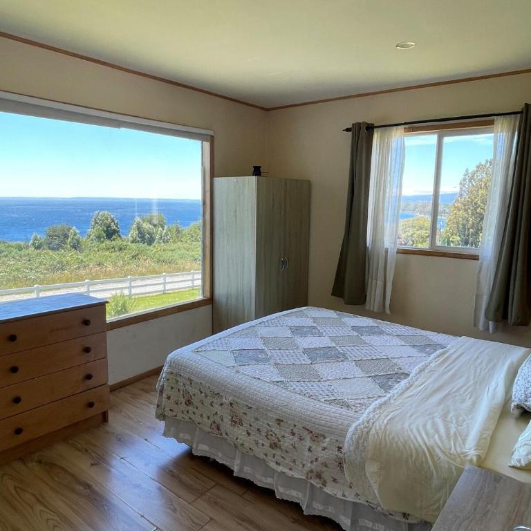 Casa con acceso directo al lago y hermosas vistas - Three-Bedroom Home - 10