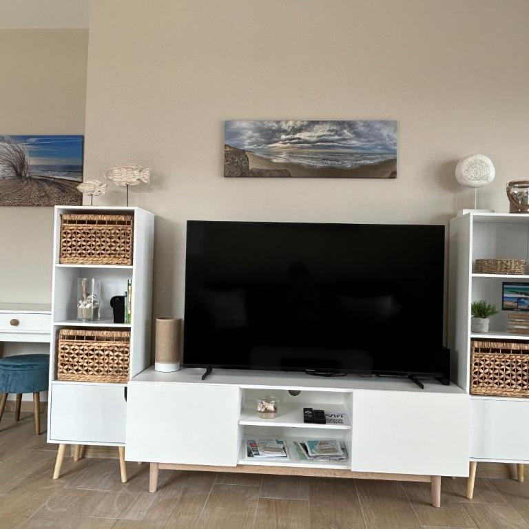 Les Terrasses du Phare, vue mer et accès direct plage, garage, accès PMR - Apartment mit Meerblick - 8