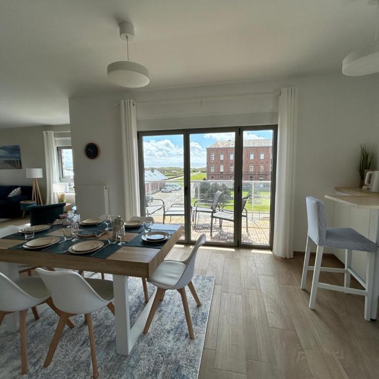 Les Terrasses du Phare, vue mer et accès direct plage, garage, accès PMR - Apartment mit Meerblick - 12
