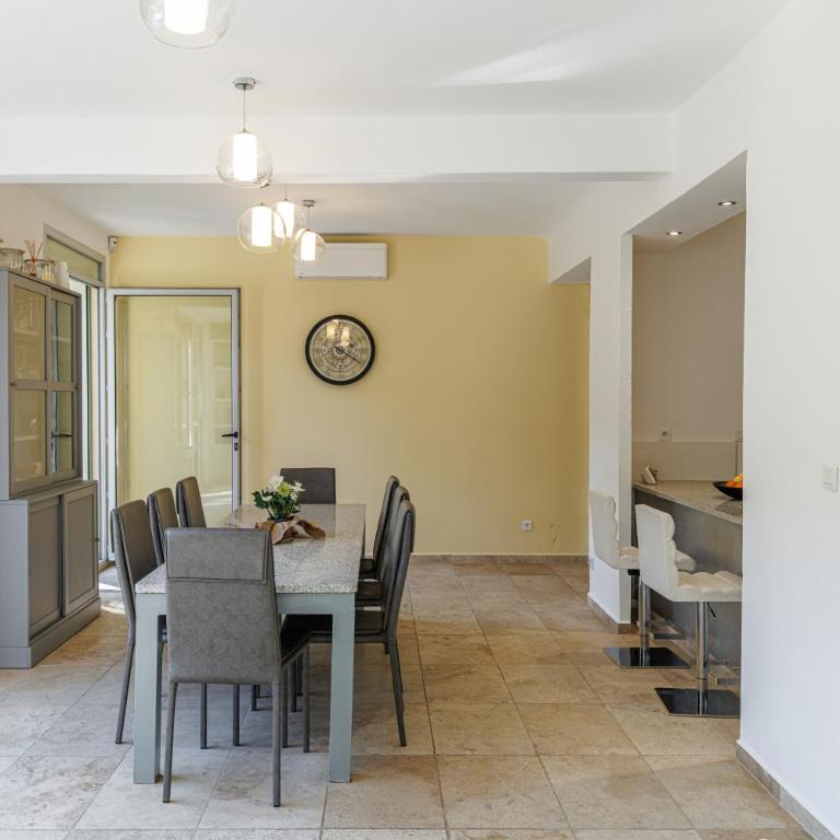 VILLA MARIE -Pool - Garden-Close To Beach -Parking - Villa avec Piscine Privée - 4
