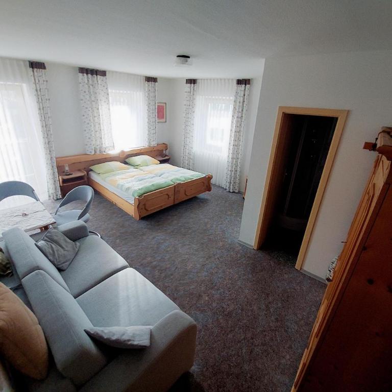 Gästehaus Bader - Vierbettzimmer mit Bad - 1