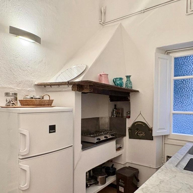 "Marina Apartment" in Vernazza Historic, Restored, Beachfront, 2nd floor, 2 Aircondo BDR, 2BHT, rare Private Garage 300 mt far, 200 mt from train - Two-Bedroom Apartment - 26