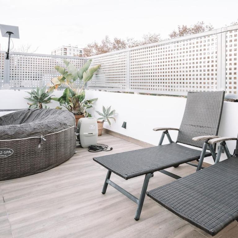 Terrace Jacuzzi Retreat - Maisonette - 12