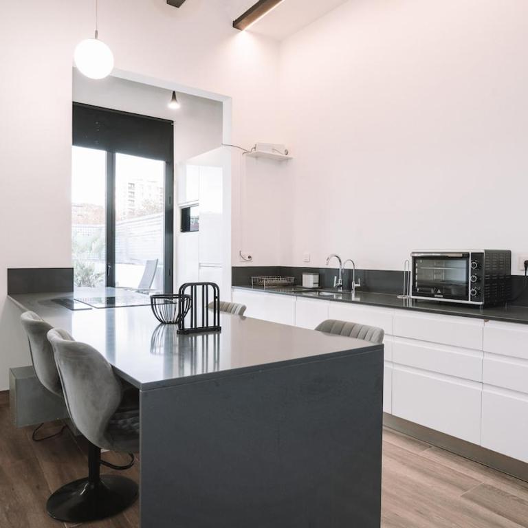 Terrace Jacuzzi Retreat - Maisonette - 25