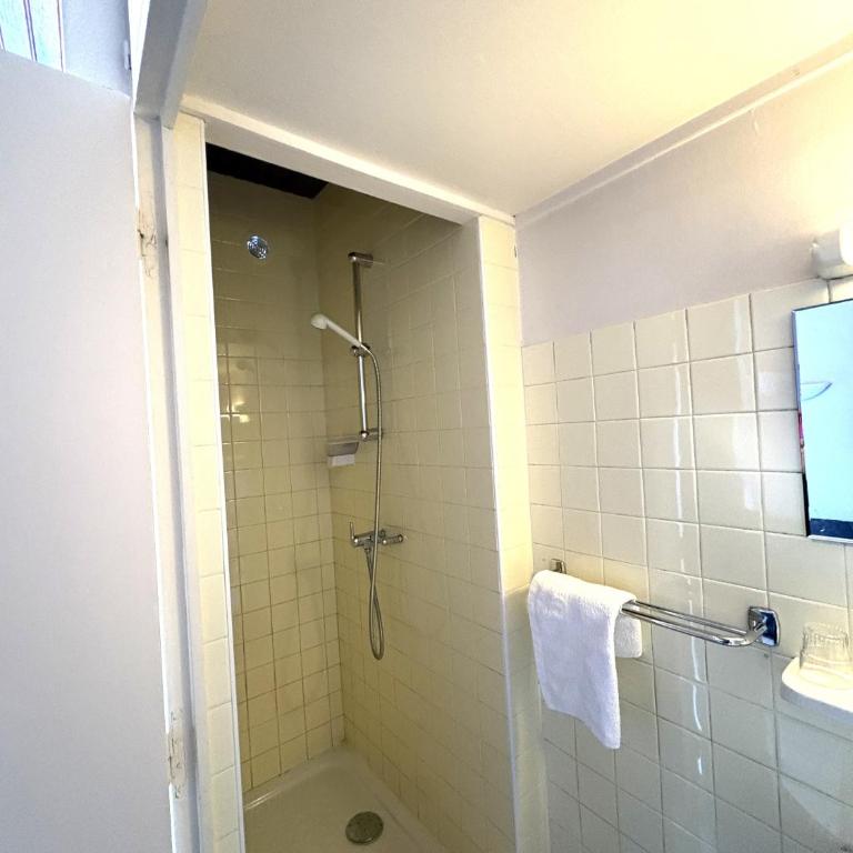 Les Loges du Vercors - Chambre Double avec Salle de Bains Commune - 2